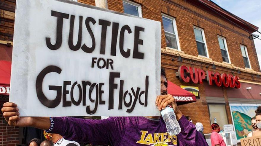 Tres años y medio de cárcel para un policía implicado en la muerte de George Floyd.
