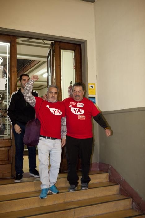 Encierro en el Ayuntamiento de Langreo por el centro de discapacitados