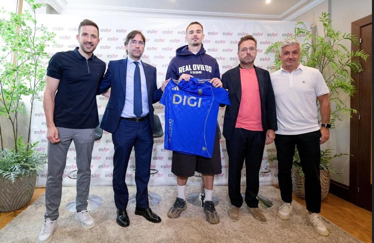 Roberto Suárez, primero por la derecha, en la presentación de Leander Dendoncker, uno de los fichajes estrella del Real Oviedo en su regreso a Primera.