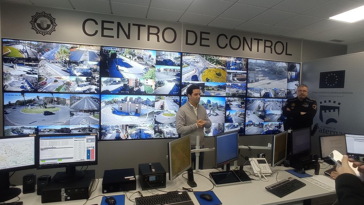 El alcalde Sagredo y el comisario mestre muestran el sistema de videovigilancia de Paterna.