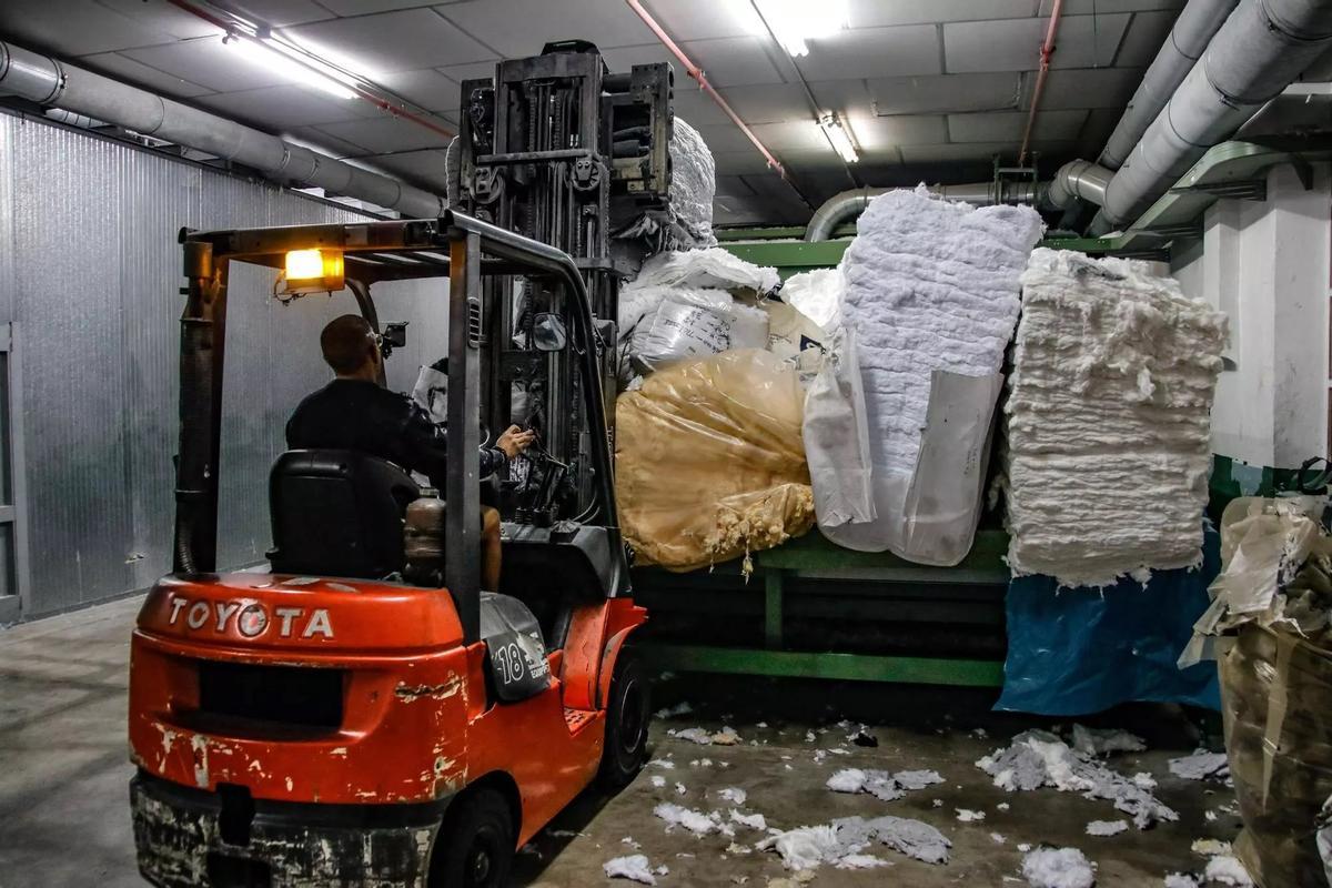 Operación de carga en un almacén textil.