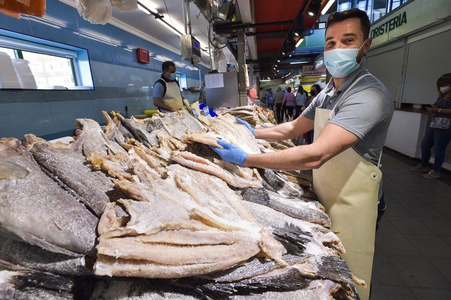 Jueves Santo en los mercados de la capital grancanaria