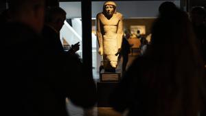 Estatua del visir Sejemanjptah, a la entrada del Museu Egipci. 