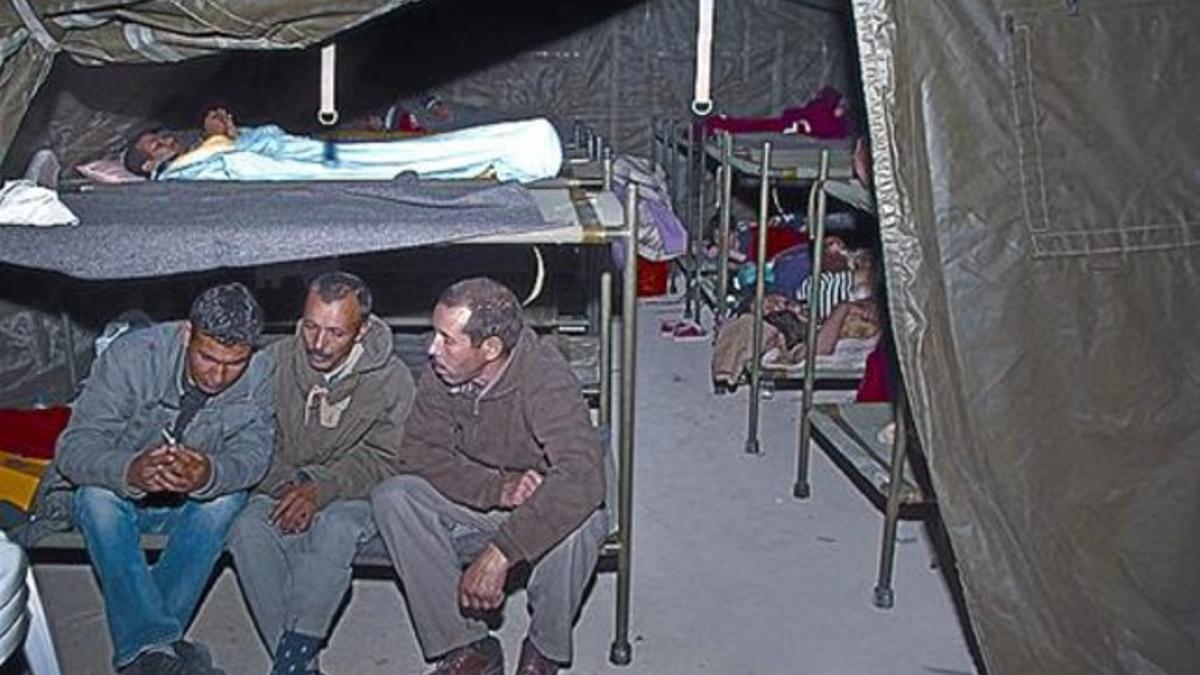 Un grupo de magrebís pasan la noche en una tienda del Ejército.