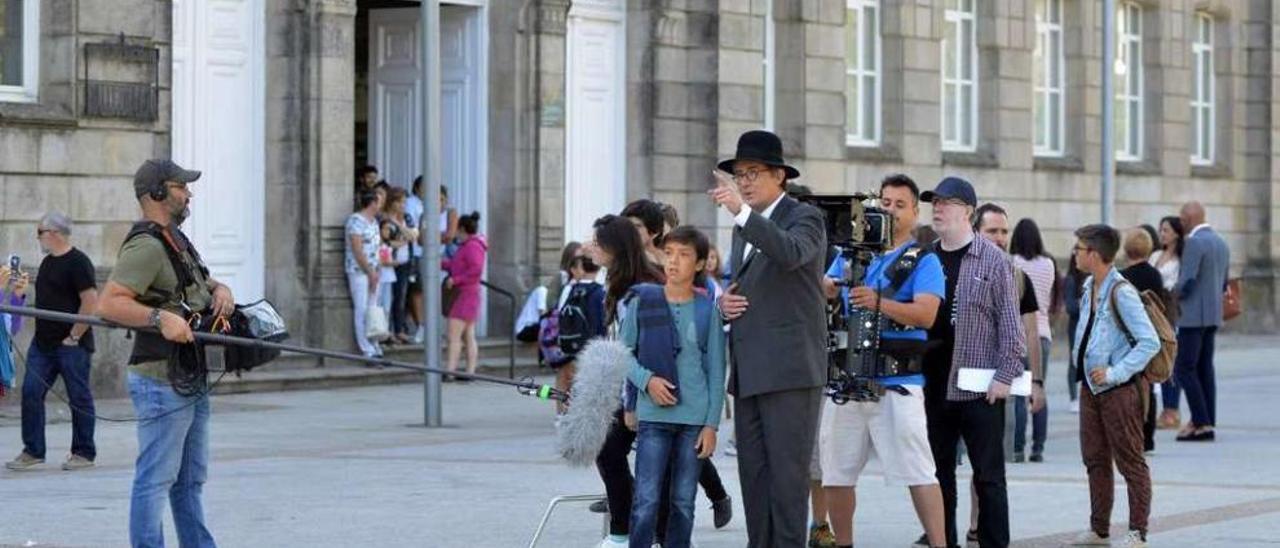 El actor que hace de Castelao durante una de las secuencias en la avenida de Montero Ríos. // G. Santos