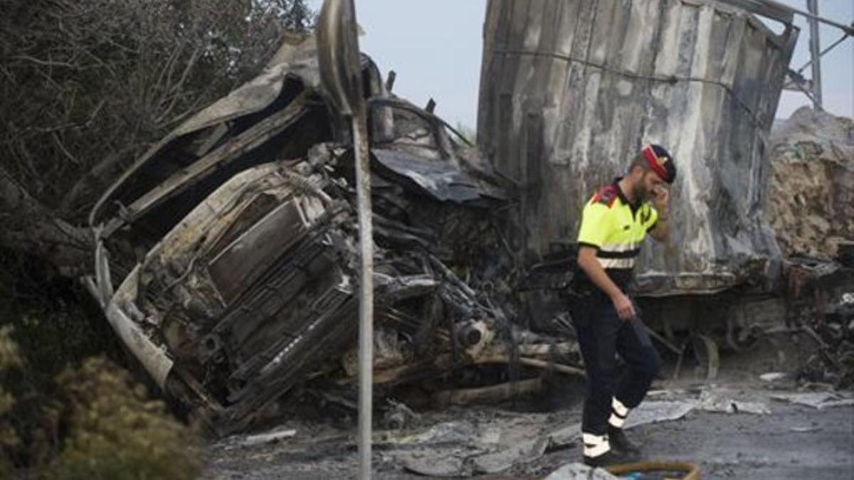 Uno de los camiones implicados en el accidente mortal de ayer en El Perelló, calcinado.