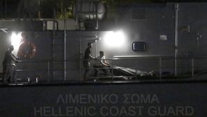 Personal de la guardia costera griega traslada el cadáver de un migrante tras el naufragio en el Mar Jónico de un pesquero con cientos de migrantes a bordo.