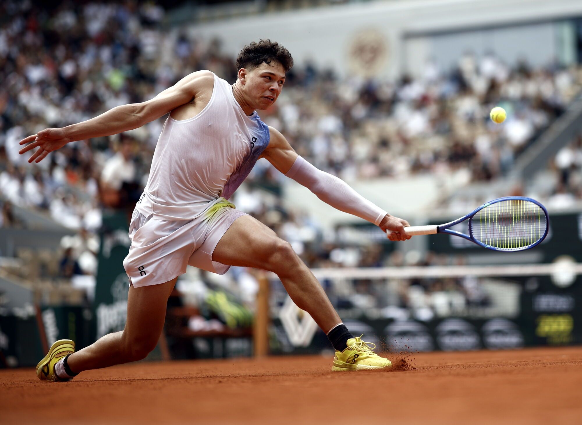 PARIS (France), 01/06/2025.- Ben Shelton of USA in action during his Men's 4th round match against Carlos Alcaraz of Spain at the French Open Grand Slam tennis tournament at Roland Garros in Paris, France, 01 June 2025. (Tenis, Abierto, Francia, España) EFE/EPA/YOAN VALAT