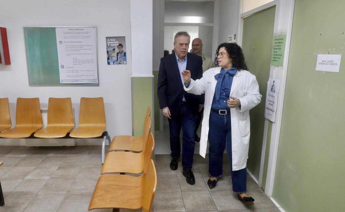El conselleiro de Sanidade, durante su visita al centro de salud de A Lama. | FDV
