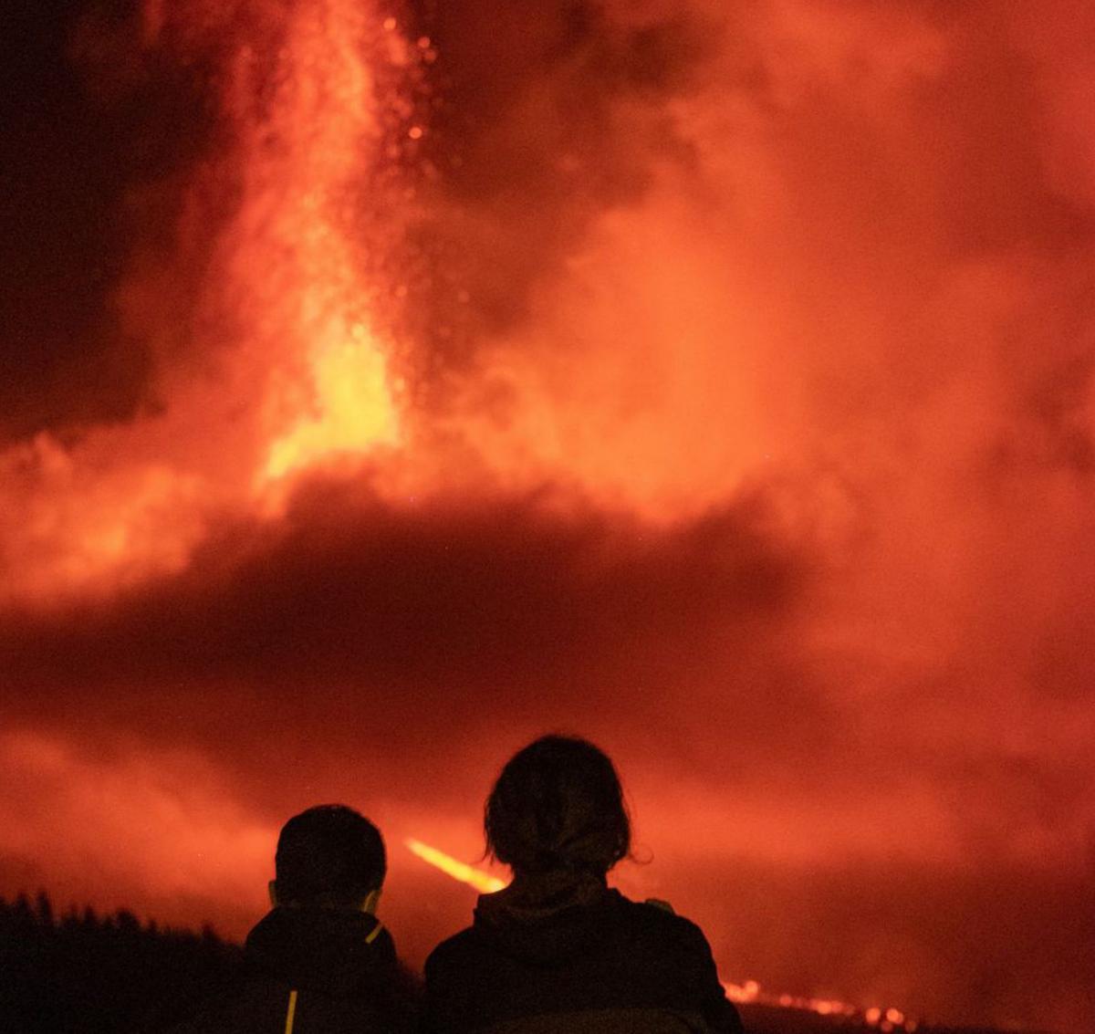 Dos niños contemplan el volcán de La Palma, en erupción. | | E.D.