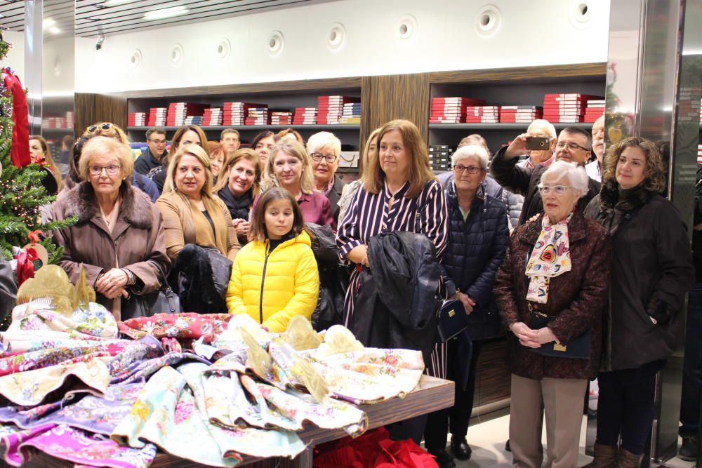 Los actos de entrega de complementos son seguidos por un particular séquito: los padres de las falleras...