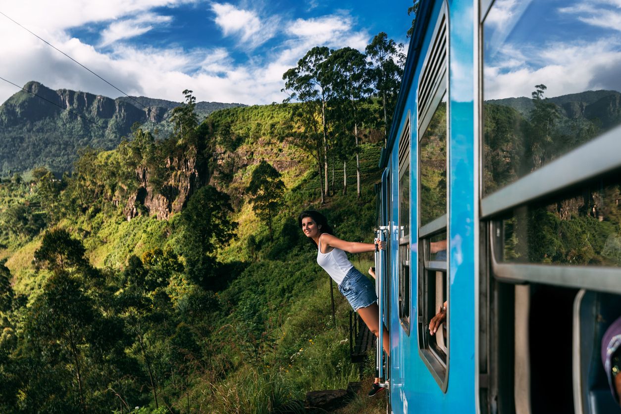 Mujer disfrutando de su viaje en tren en Sri Lanka.