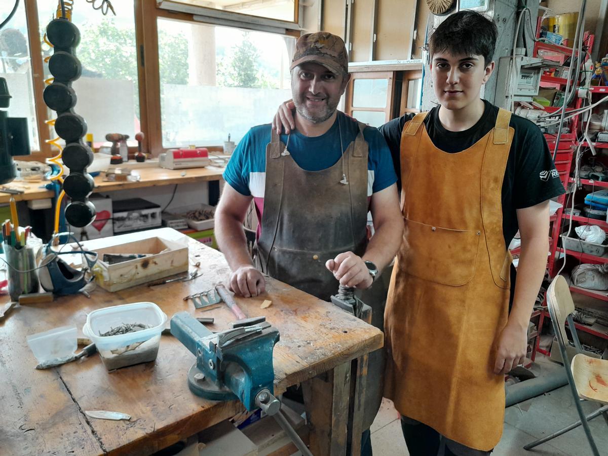 Miguel junto a su padre Francisco Vega, en su taller de Taramundi.