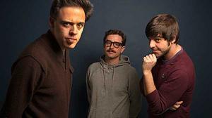 El grup The Pinker Tones interpreta en acústic la cançó ’Los colores del zoo’, que s’inclou dins del llibre-disc ’Rolf & Flor’.