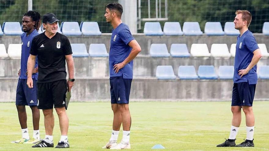 Anquela da órdenes a Boateng, Tejera y Cortina, los tres pivotes, ayer, durante el entrenamiento.