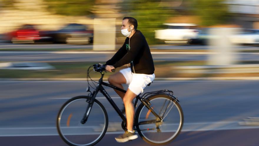 Una persona practica deporte al aire libre con mascarillas, foto de recurso