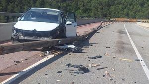 Detenido un conductor bebido tras accidentarse y ser hallado durmiendo en el carril bici