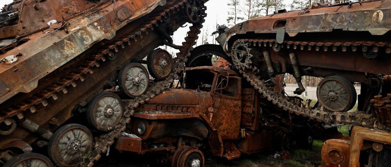 Carros de combat russos destrossats a la localitat ucraïnesa de Liman. | REUTERS