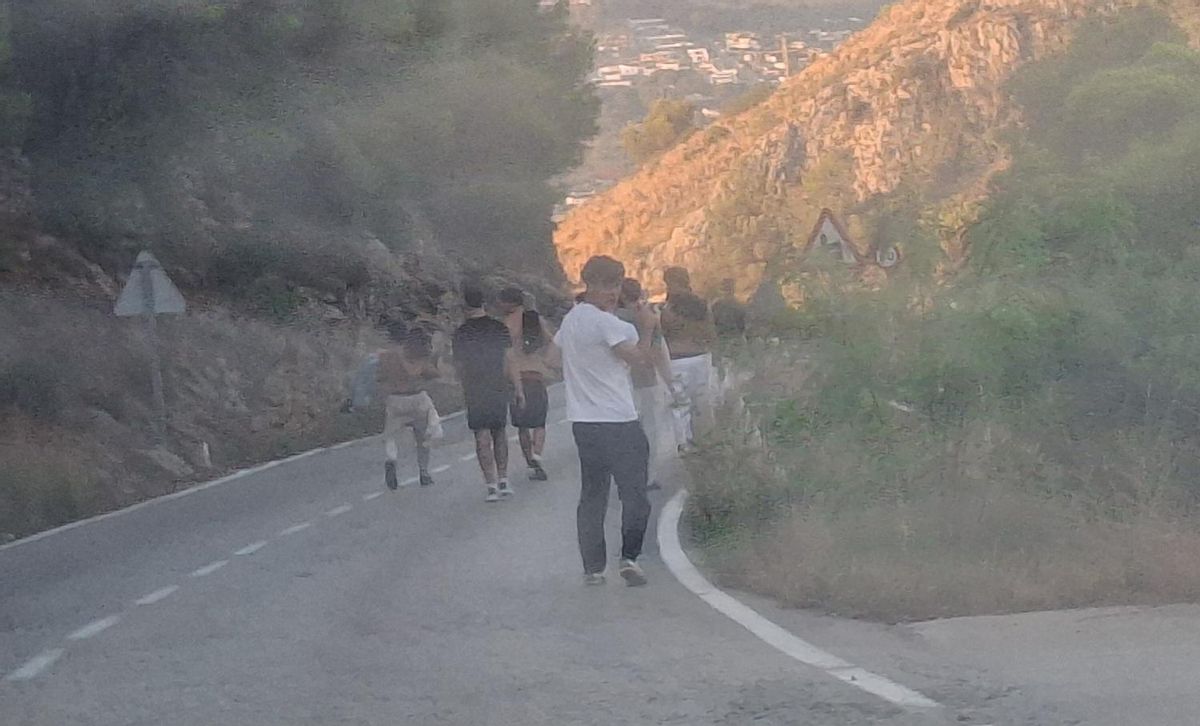 La "romería" en la peligrosa carretera de les Planes tras una noche de fiesta