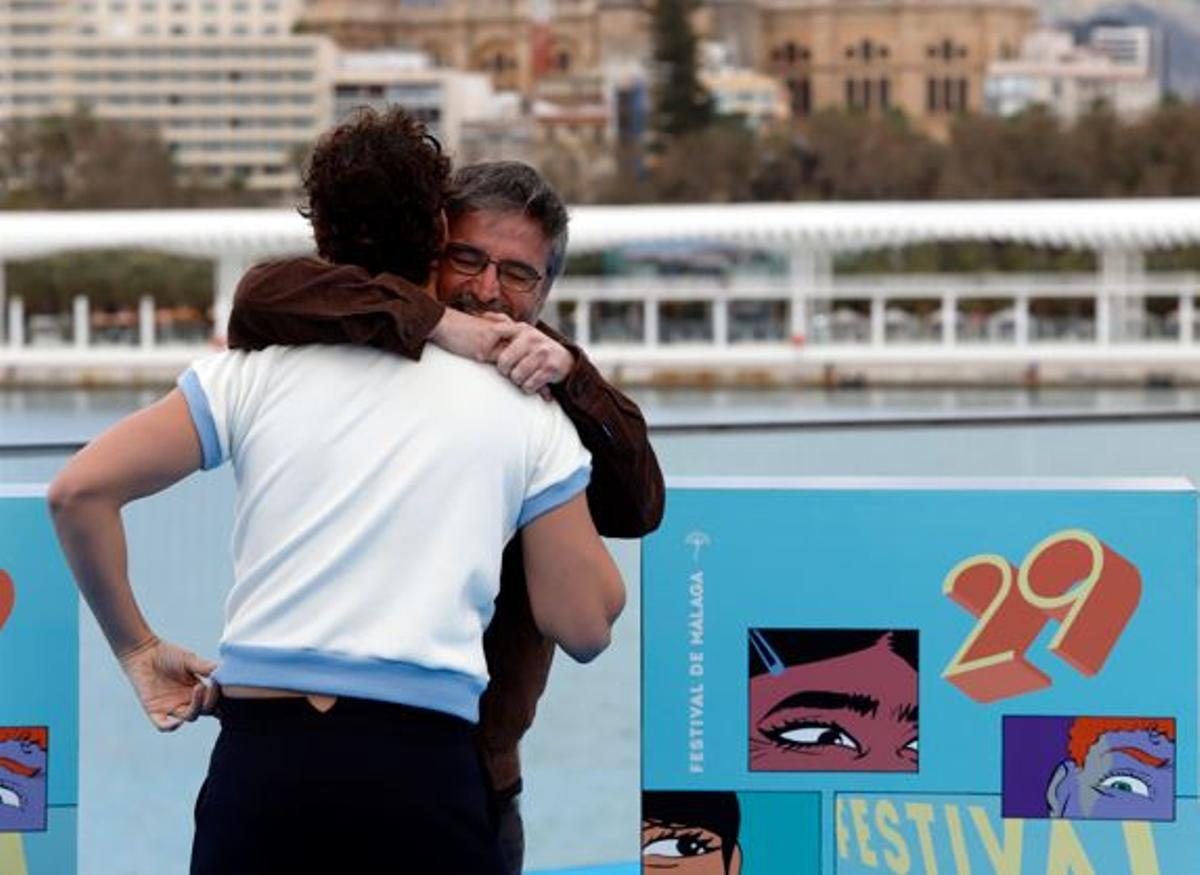Jordi Évole, abrazando a Casanova en el photocall del Muelle Uno