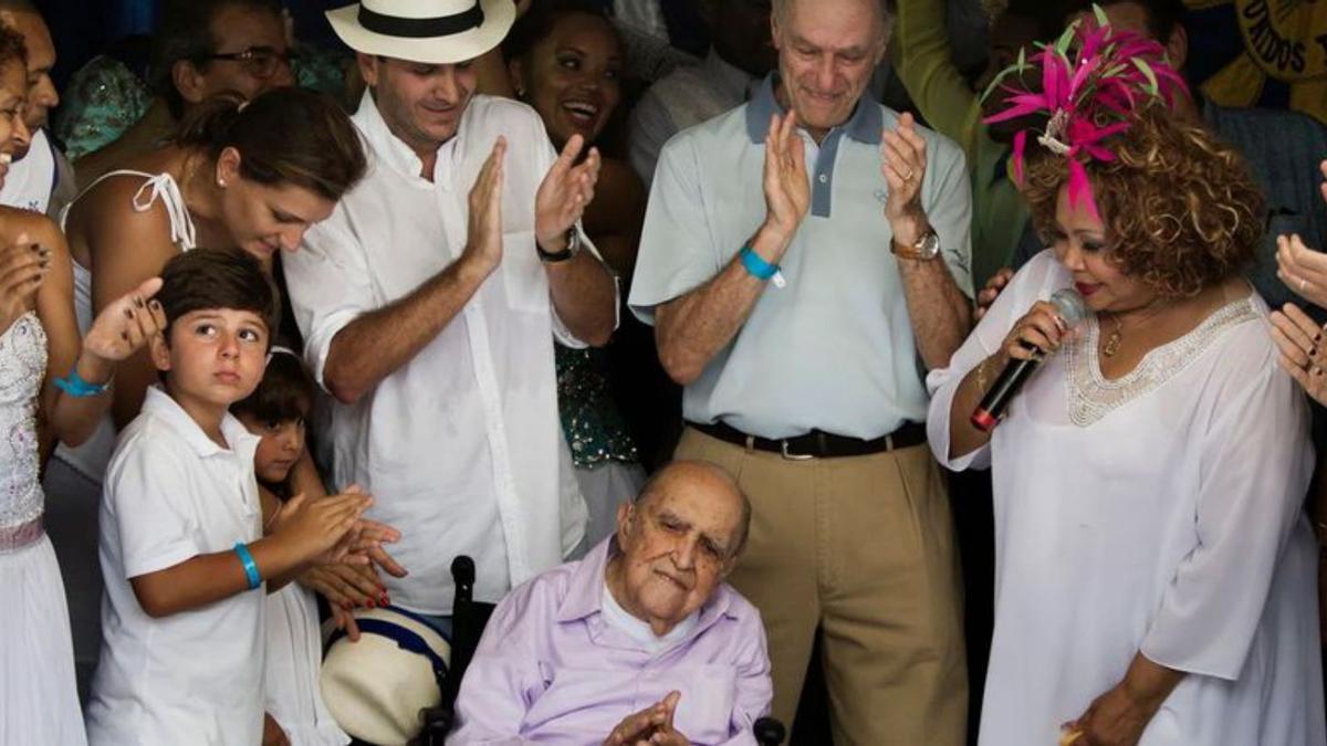 Oscar Niemeyer
(105 años)  
en la reinaguración 
del renovado
sambódronmo
de Rio en 2012. 