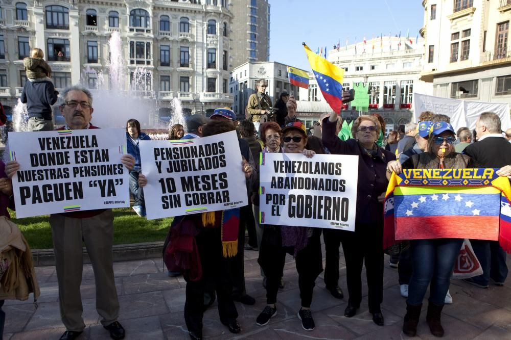 Ambiente en la calle durante la entrada a los premios y concentración antimonarquía