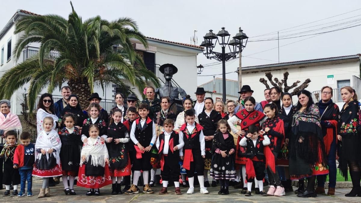 Autoridades locales, junto a vecinos mayores y niños ataviados con trajes típicos.