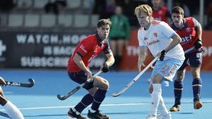 El jugador español Joaquín Menini (i) se enfrenta al neerlandés Joep de Mol durante su partido de la FIH Pro League de hockey hierba disputado este jueves en el Estadio Betero de Valencia
