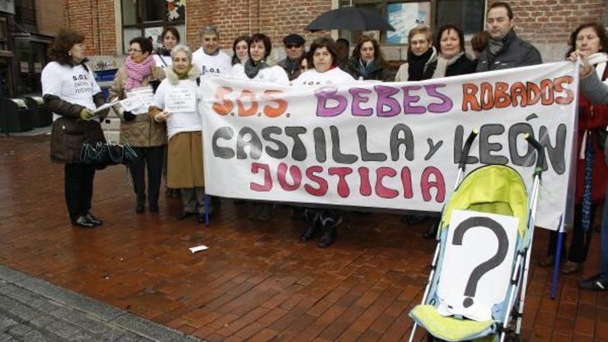 Arriba, los zamoranos en la concentración que tuvo lugar ayer en la plaza de España de Valladolid. A  la izquierda, una de las  afectadas de Zamora  durante la prueba de ADN a la que se sometió.