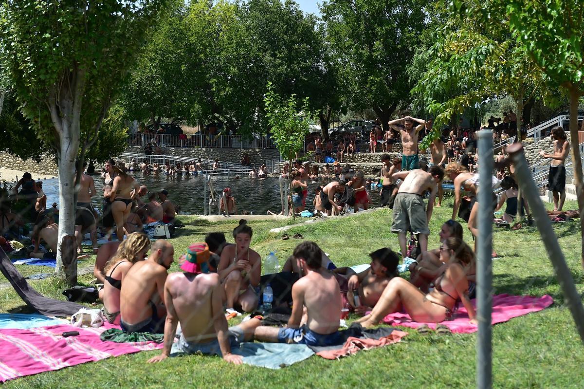 Fotogalería | Las imágenes de la macrofiesta ilegal en la Granja de este lunes