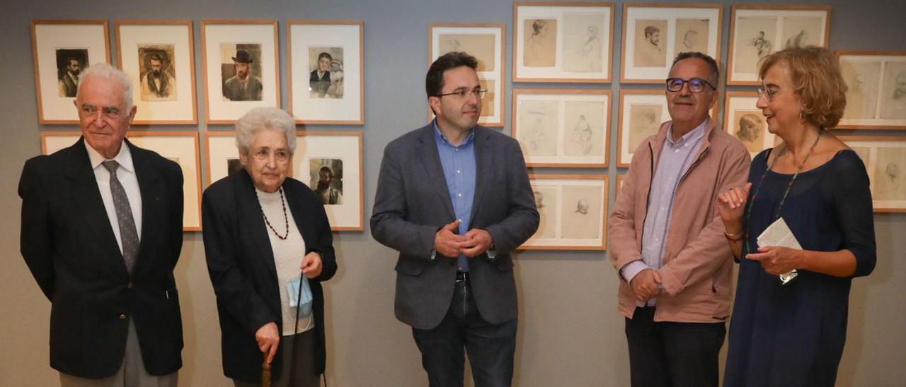 Por la izquierda, Prometeo Modarnás, Yolanda Josefina Rey Junquera-Huergo, Manuel Ángel Vallina, Saturnino Noval y Lucía Peláez, ayer, en el Museo Casa Natal Jovellanos durante la presentación. | Juan Plaza