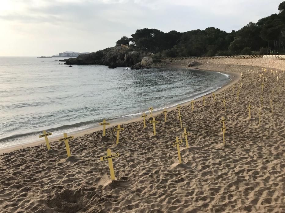 Les platges de l'Escala es lleven plenes de creus grogues