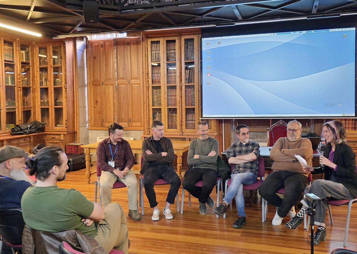Mesa redonda: “As escolas de construcción de instrumentos en Galicia: presente e futuro”, onte na EMAO en Vigo durante o encontro autonómico de luthieres galegos.
