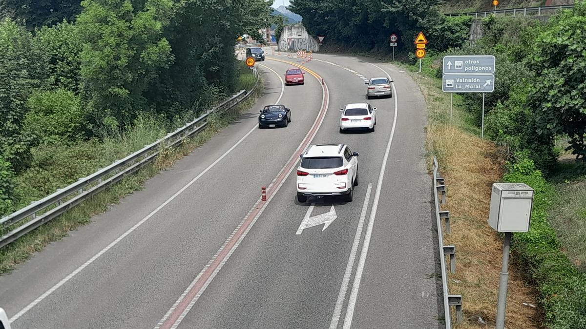 Vehículos siendo desviados a la entrada del puente atirantado de Sama en el Corredor del Nalón
