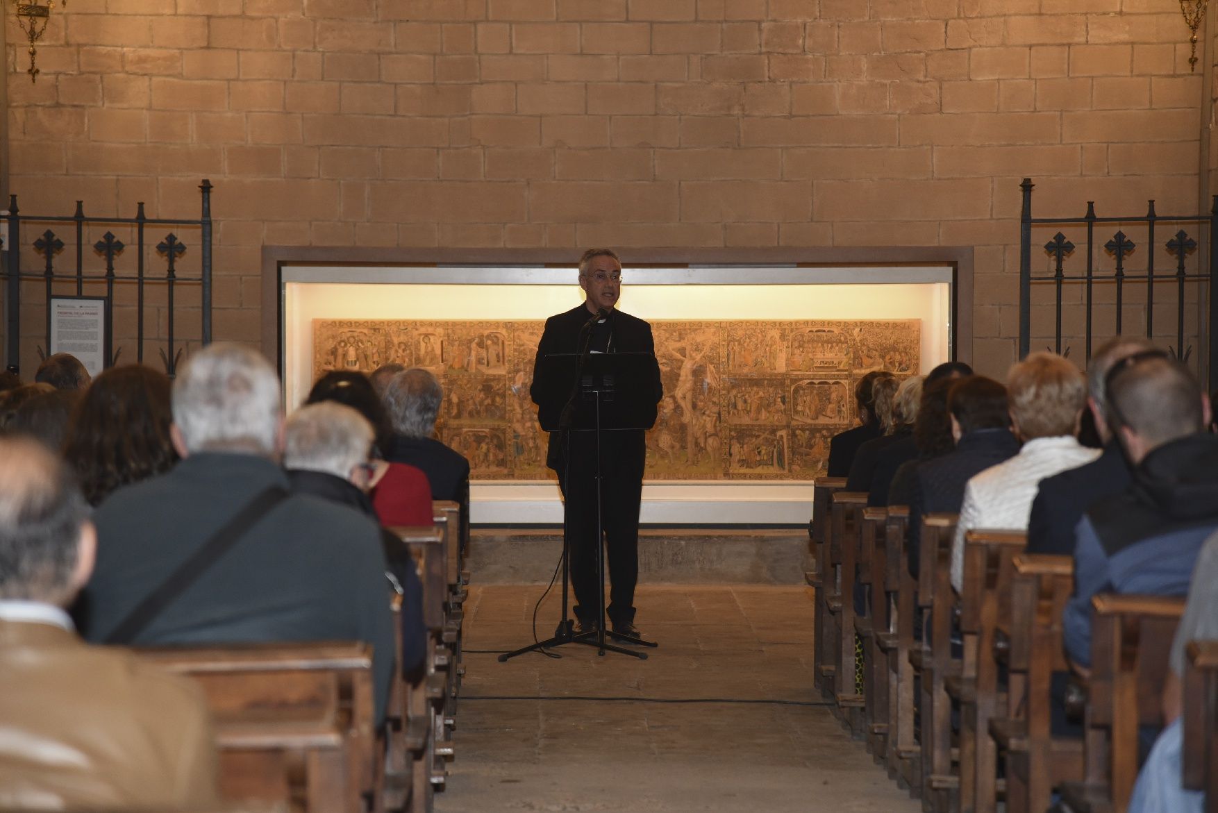 Un centenar de persones presencien a la Seu de Manresa la inauguració del frontal florentí restaurat