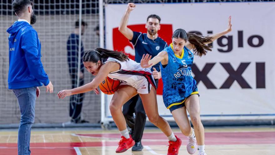 Una acción del partido del domingo entre Asturias y Ceuta. | FEB