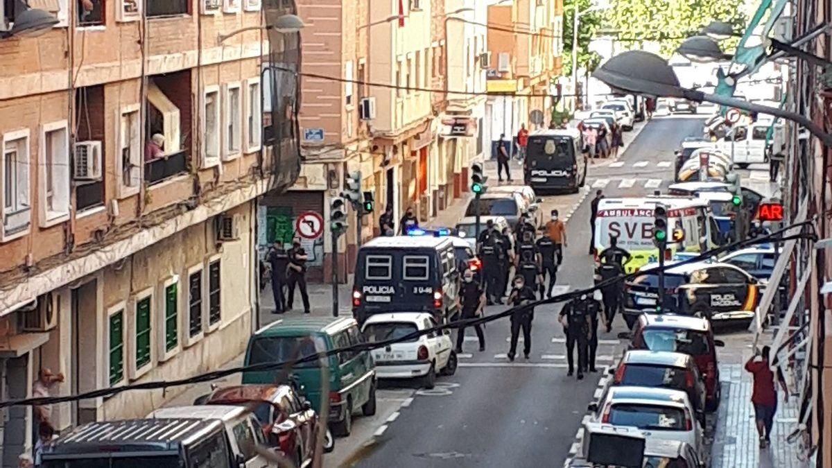 Policía Nacional y ambulancias en la pelea multitudinaria en Orriols.