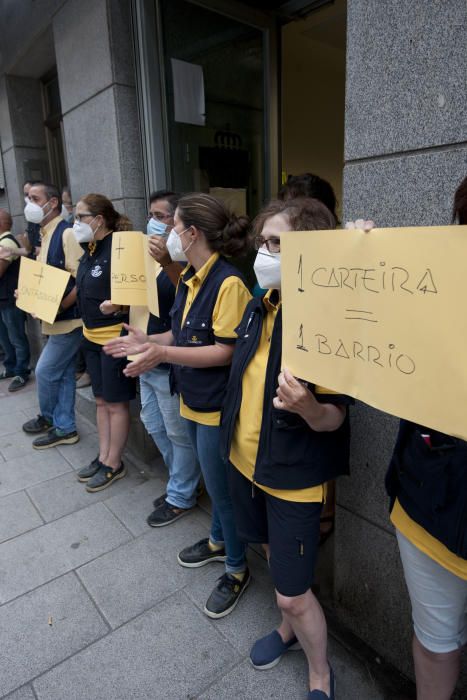 Protestan contra la decisión de no contratar trabajadores para cubrir bajas y vacaciones.