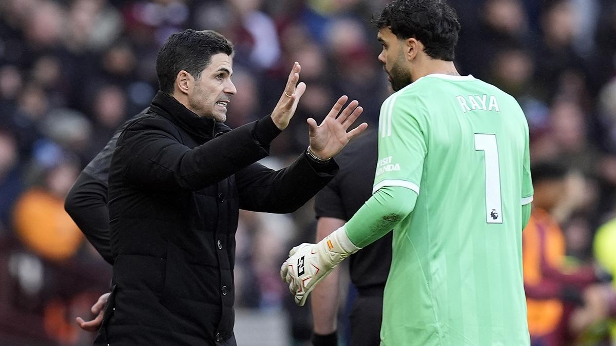 Mikel Arteta y David Raya en un partido de la Premier League