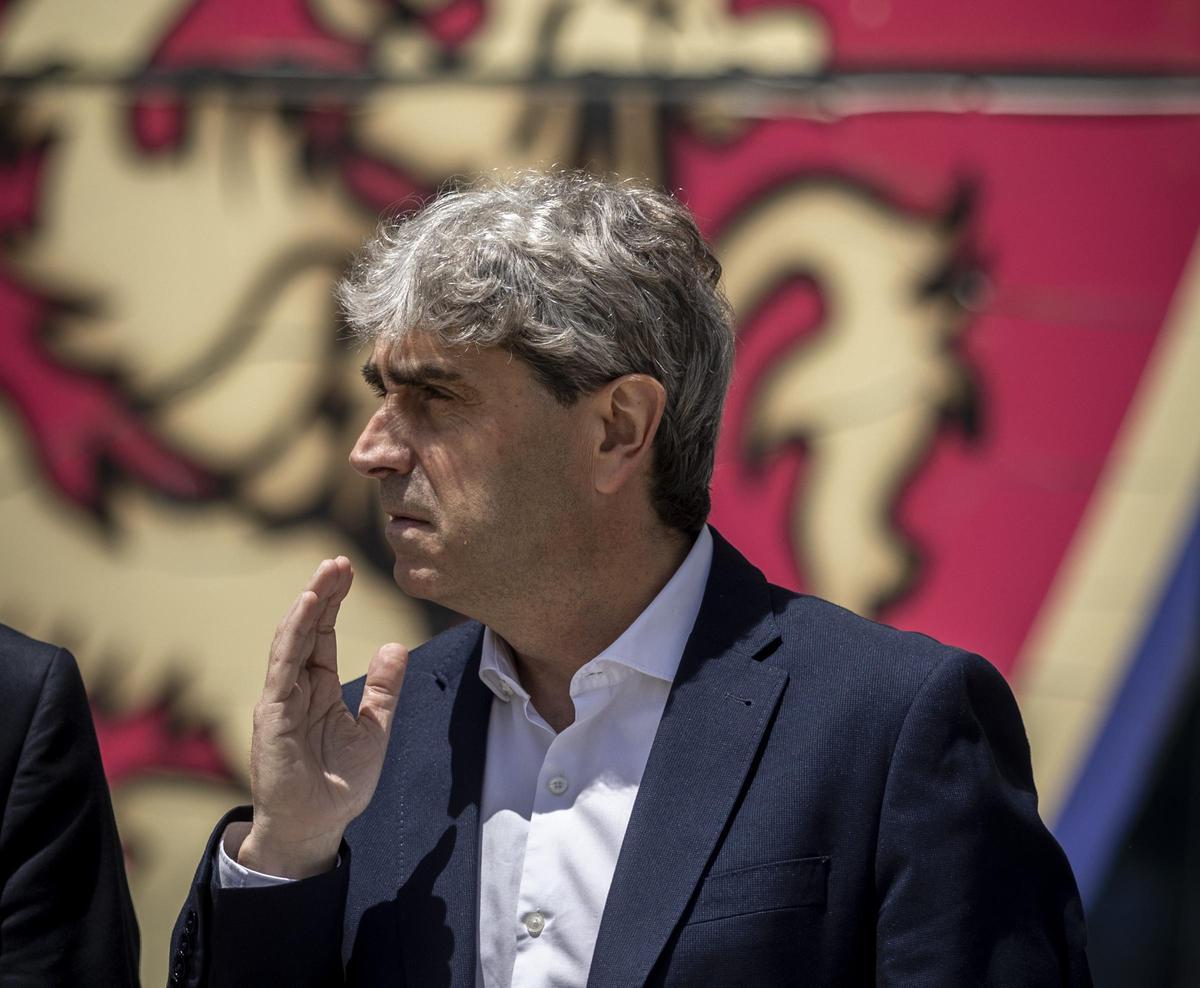 Txema Indias, director deportivo, junto a las oficinas del Real Zaragoza.