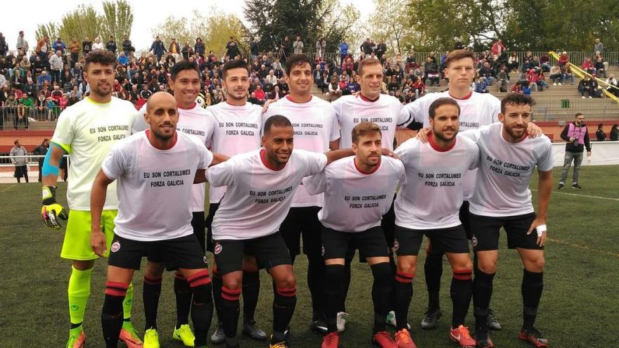 Los jugadores del Adarve salieron con una camiseta de solidaridad con Galicia por los incendios.