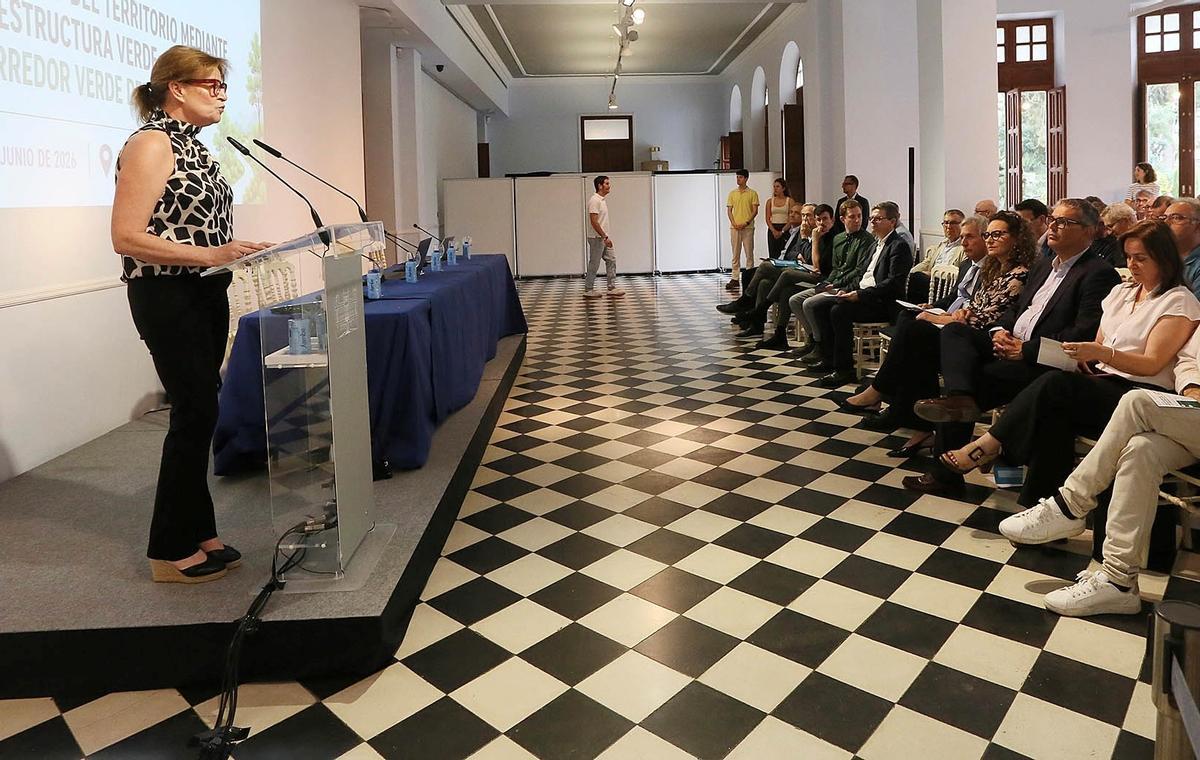 La diputada de Ciclo Hídrico se dirige a los asistentes a la jornada sobre el corredor verde