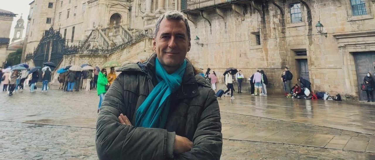 El actor y presentador de televisión Javier Martín, esta semana, en la Praza do Obradoiro, en Santiago.