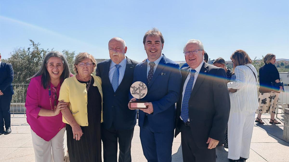 El director del centro premiado (segundo por la derecha), Carlos Sánchez, junto a autoridades.