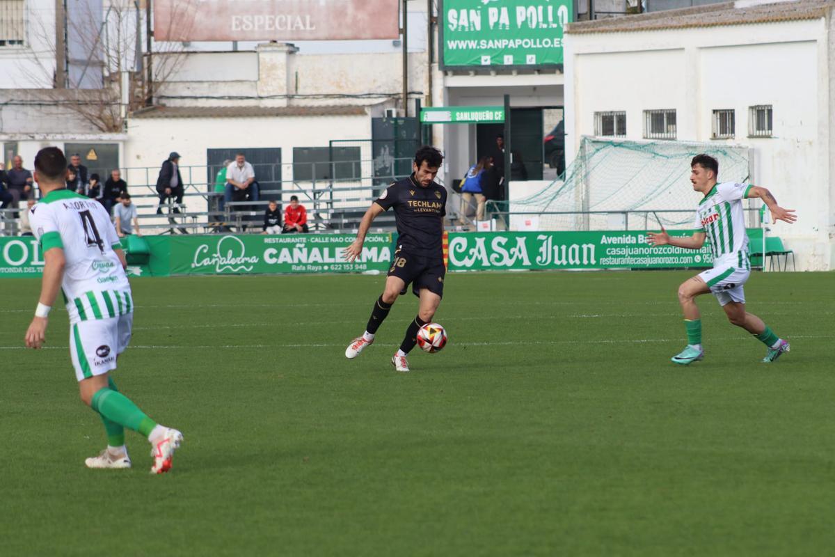 Iago Indias volvió a jugar en el centro del campo.