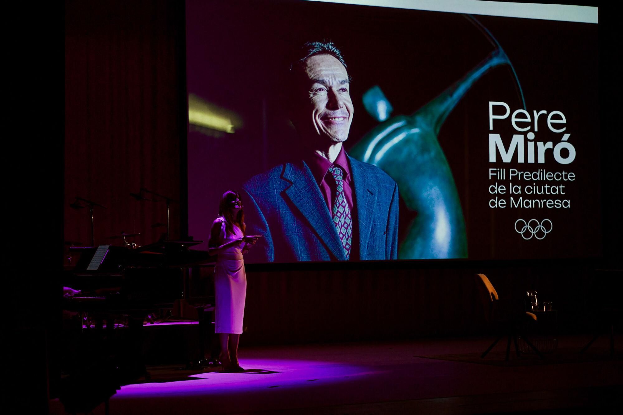 El món de l’esport omple la platea del Kursaal de Manresa per homenatjar Pere Miró