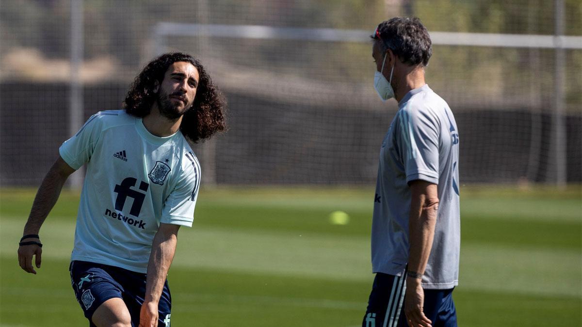 Cucurella en un entrenamiento de España con Luis Enrique