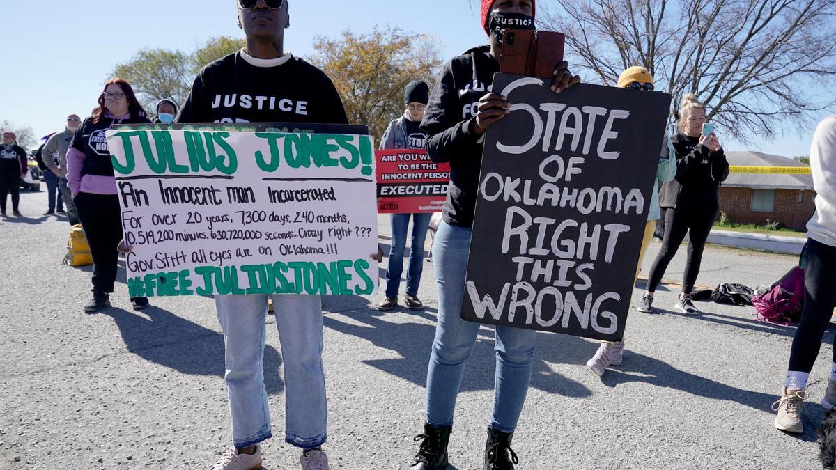 Manifestantes en apoyo a Julius Jones