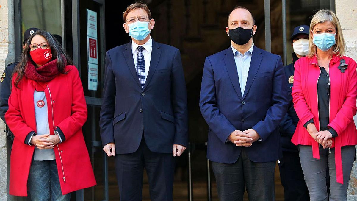 Minuto de silencio en el Palau de la Generalitat contra la violencia machista.