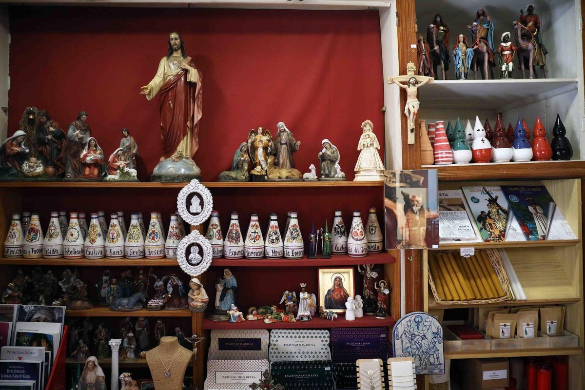 Algunos de los artículos religiosos que se venden en Zalo.